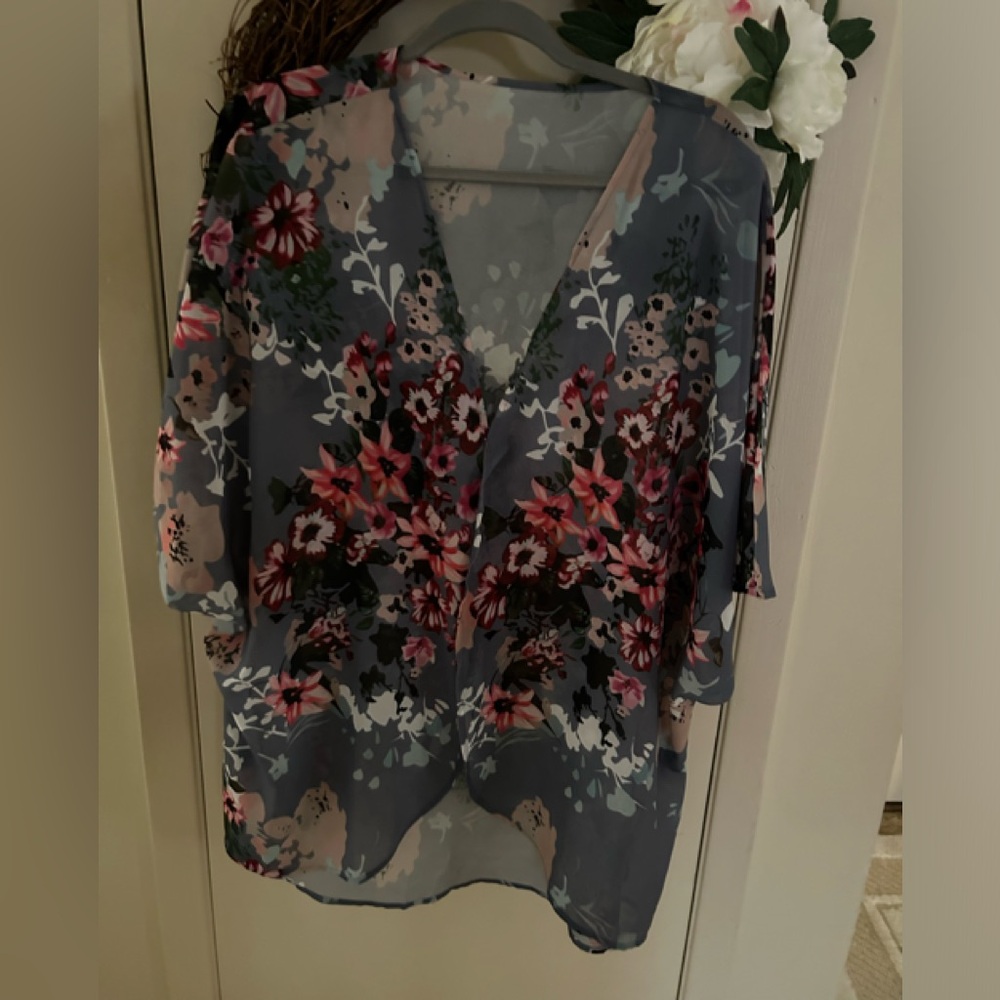 NWOT. Beautiful Sheer Tunic Top. Grey multi colored Size 2XL